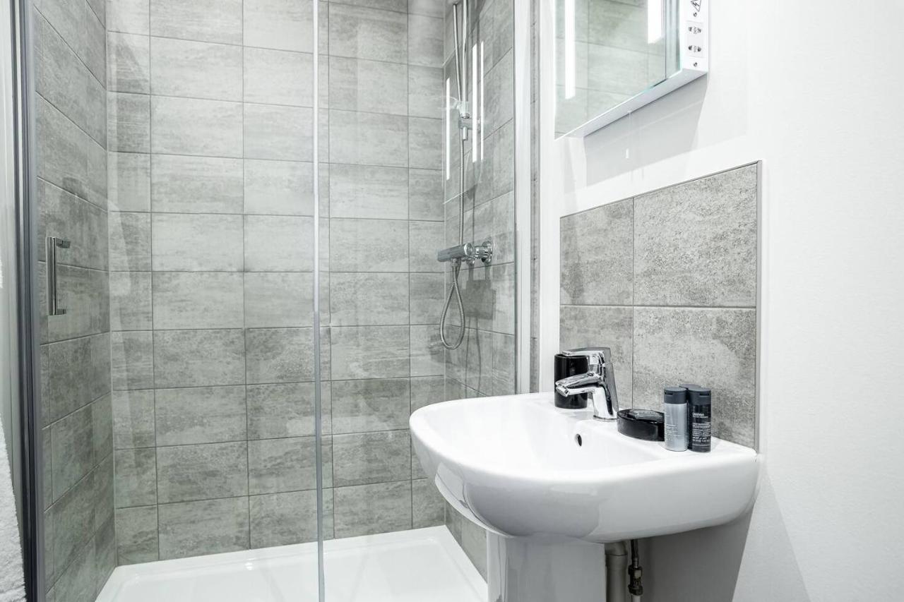 Bayard Apartments - 2 Bed Apartment Contractors Welcome Питерборо Екстериор снимка