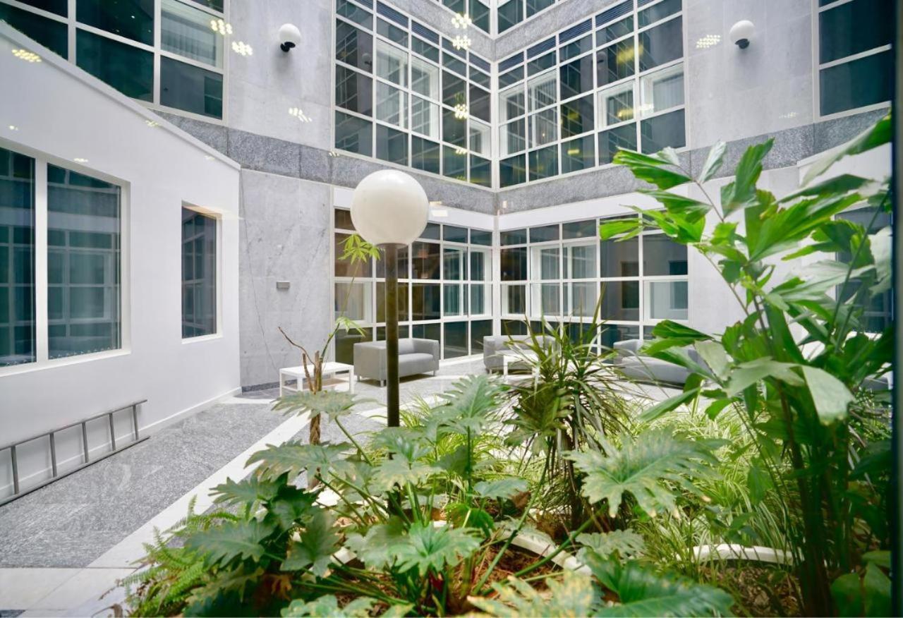 Bayard Apartments - 2 Bed Apartment Contractors Welcome Питерборо Екстериор снимка